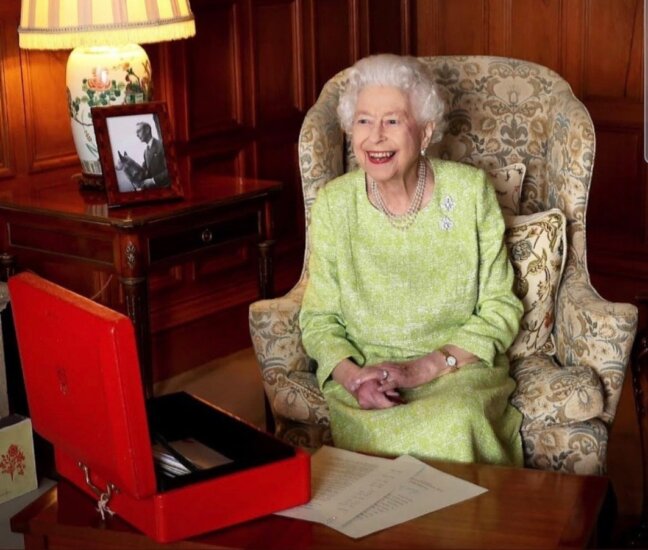 La Casa Real británica publica foto oficial de la reina Isabel II
